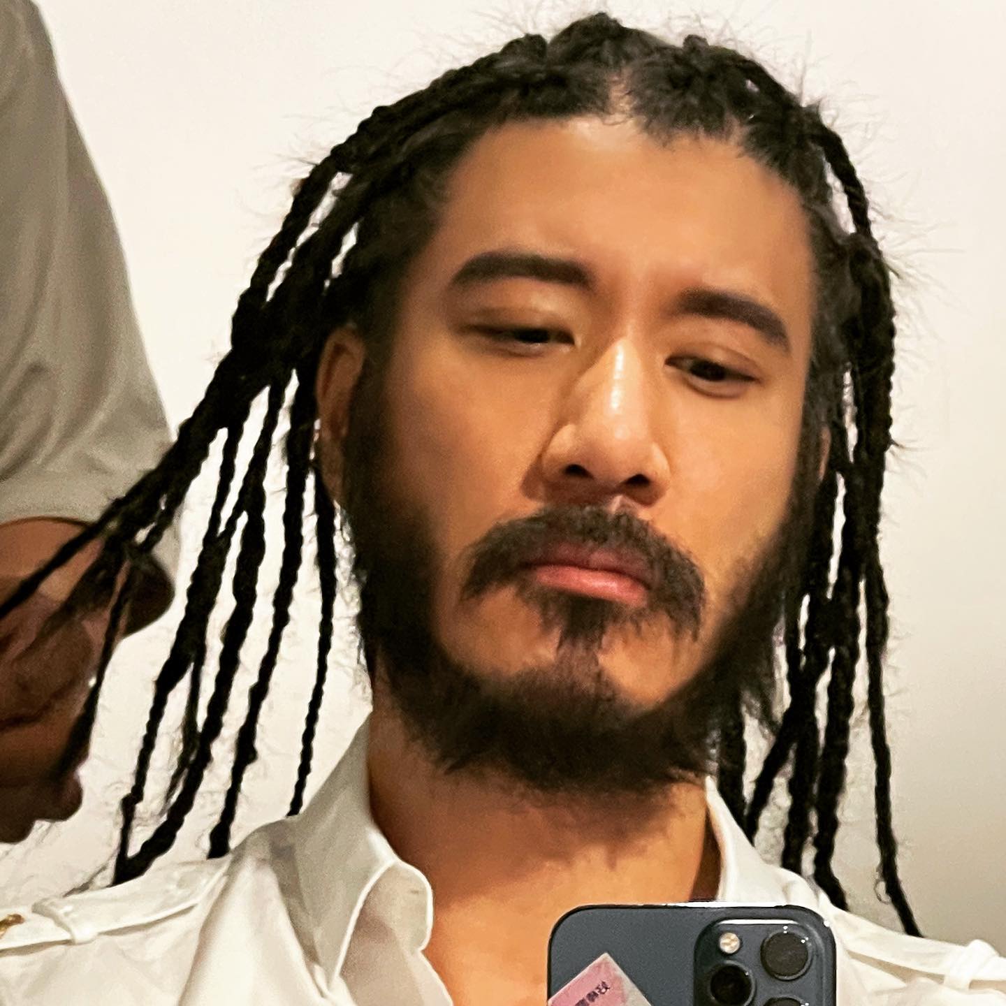 王力宏先前留絡腮鬍,7月他透過直播公開刮鬍子,吸引65萬人在線觀看。 圖:翻攝自王力宏臉書 王力宏先前留絡腮鬍,7月他透過直播公開刮鬍子,吸引65萬人在線觀看。 圖:翻攝自王力宏臉書