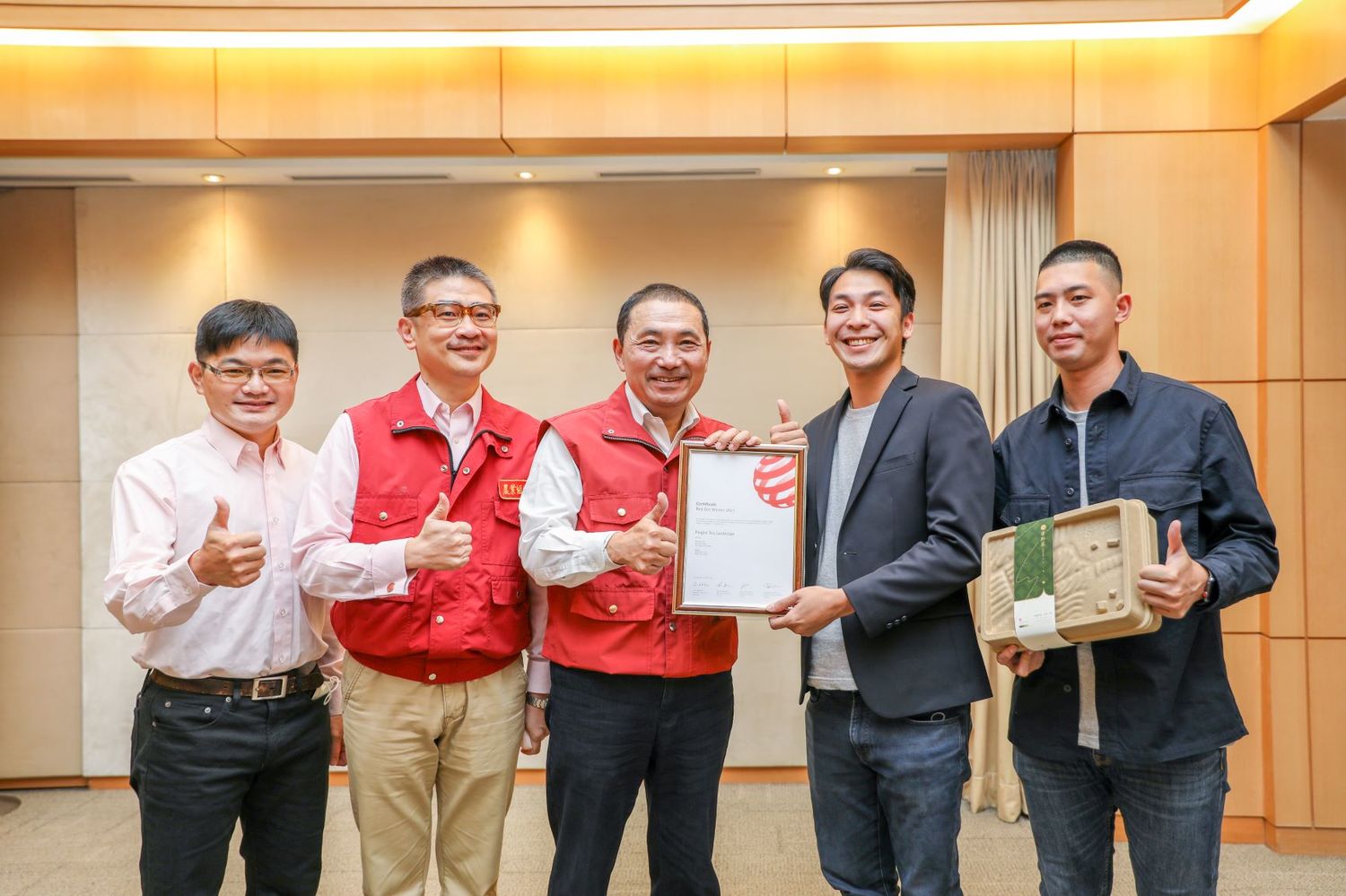 新北市長侯友宜(中)、農業局及青農蔡威德(右二)、王翊倫(右一)合照。 圖:新北市農業局提供 新北市長侯友宜(中)、農業局及青農蔡威德(右二)、王翊倫(右一)合照。 圖:新北市農業局提供
