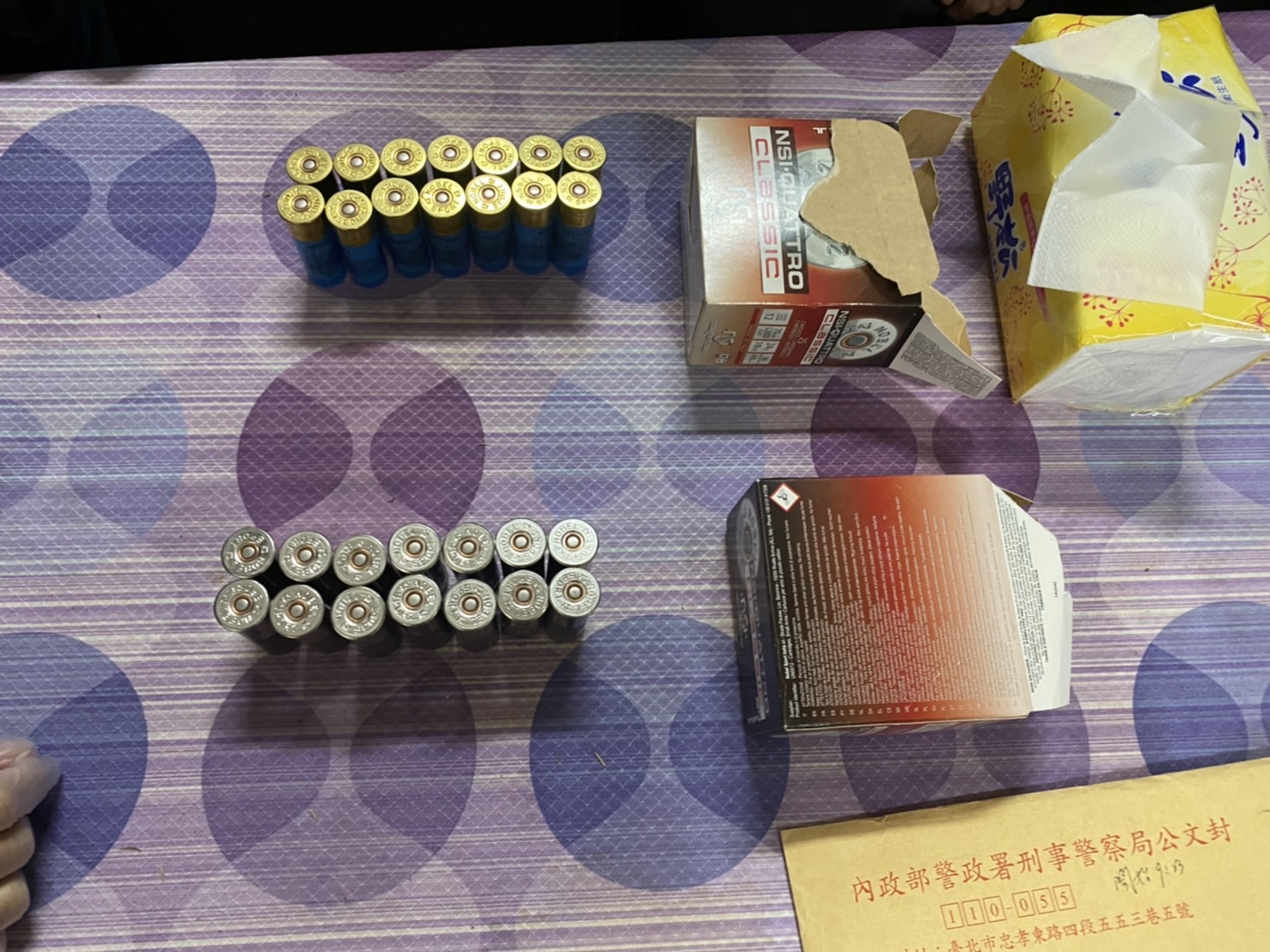 檢方指揮專案小組在邱銀海家中搜出制式霰彈槍子彈28發。 圖:嘉義地檢署/提供 檢方指揮專案小組在邱銀海家中搜出制式霰彈槍子彈28發。 圖:嘉義地檢署/提供