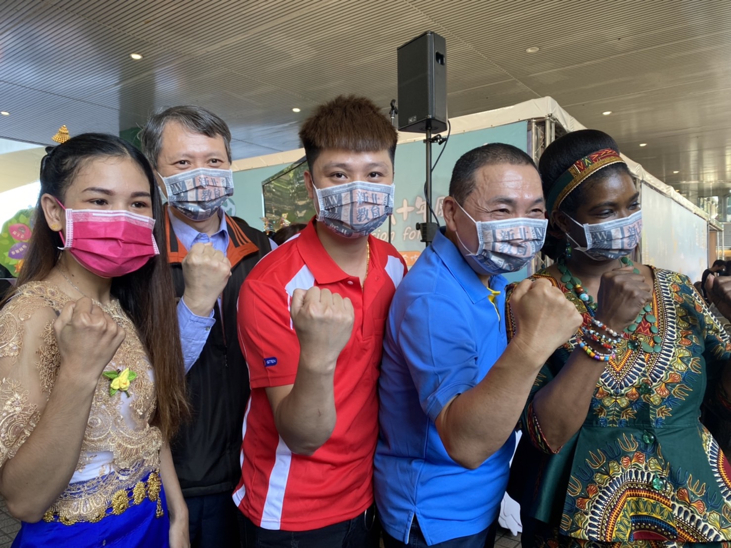 越南籍模範移工阿平(左3)與侯友宜參與新住民十年政策願景記者會。 圖:新北市勞工局提供 越南籍模範移工阿平(左3)與侯友宜參與新住民十年政策願景記者會。 圖:新北市勞工局提供