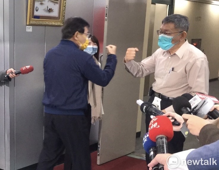 柯文哲特地到電梯口迎接王國材,兩人碰面後先擊肘打招呼。 圖:周煊惠/攝 柯文哲特地到電梯口迎接王國材,兩人碰面後先擊肘打招呼。 圖:周煊惠/攝