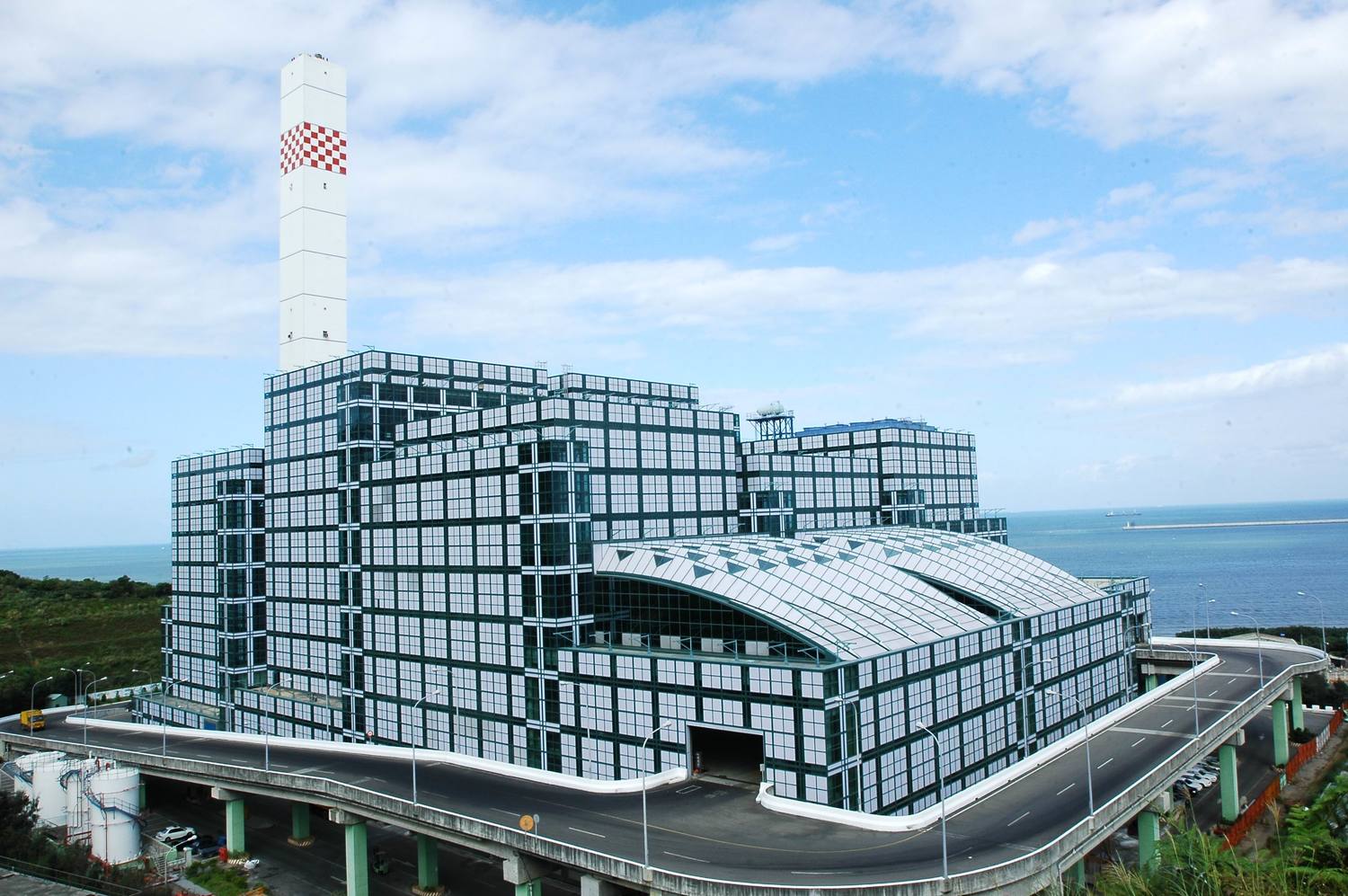 八里垃圾焚化廠為肩負新北市民垃圾處理的重要民生設施,外觀為知名建築設計家貝聿銘團隊所設計,華麗而閃亮。 圖:新北市環保局提供 八里垃圾焚化廠為肩負新北市民垃圾處理的重要民生設施,外觀為知名建築設計家貝聿銘團隊所設計,華麗而閃亮。 圖:新北市環保局提供