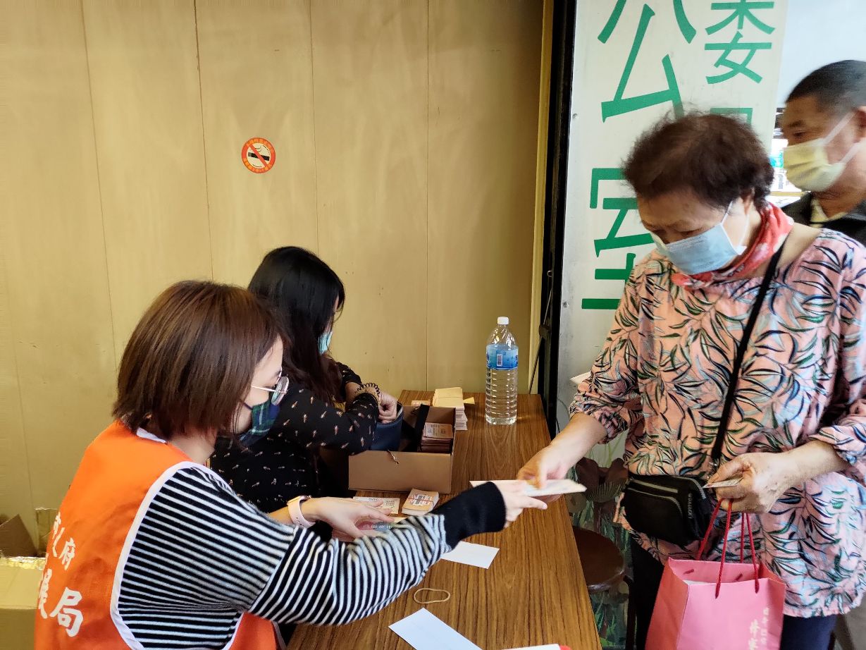 3至5秒領完一人。 圖:高雄市經發局提供 3至5秒領完一人。 圖:高雄市經發局提供