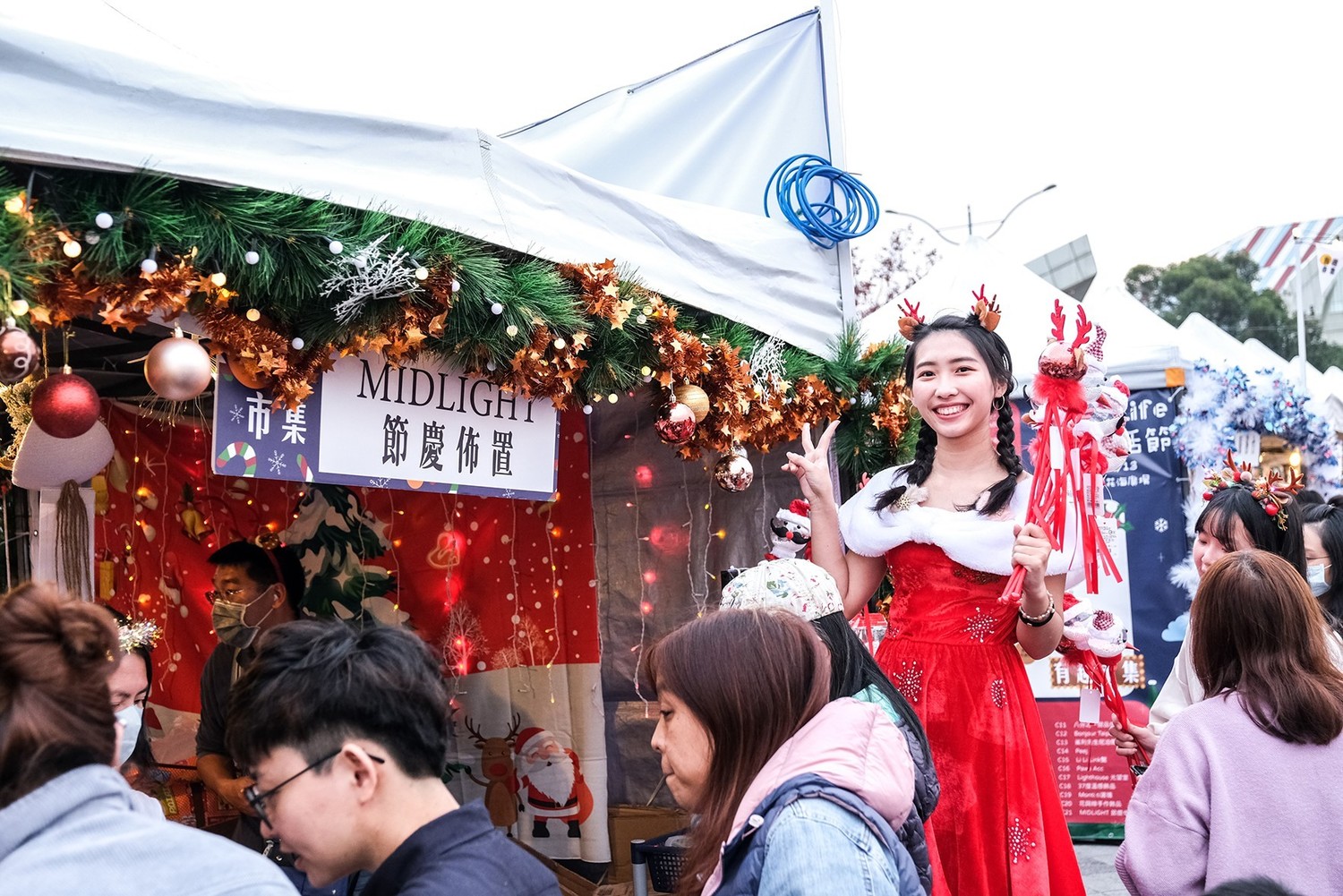 活動現場文創與美食攤位雲集,像是擁有多種充滿耶誕氛圍佈置品與頭飾的「MIDNIGHT」。 圖:新北市觀旅局提供 活動現場文創與美食攤位雲集,像是擁有多種充滿耶誕氛圍佈置品與頭飾的「MIDNIGHT」。 圖:新北市觀旅局提供