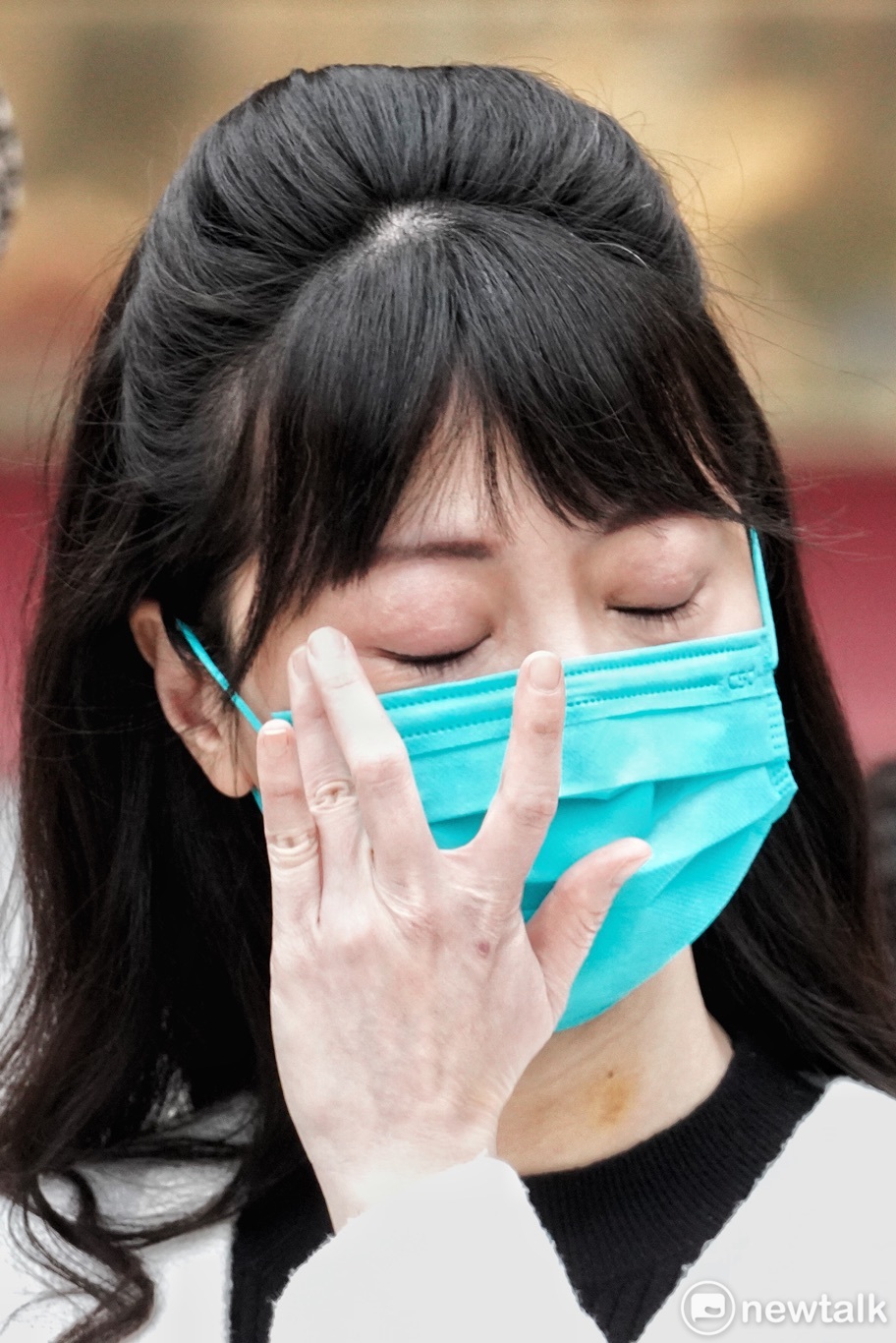 高嘉瑜在記者會中用手拭去臉上的淚水。 圖:張良一/攝 高嘉瑜在記者會中用手拭去臉上的淚水。 圖:張良一/攝