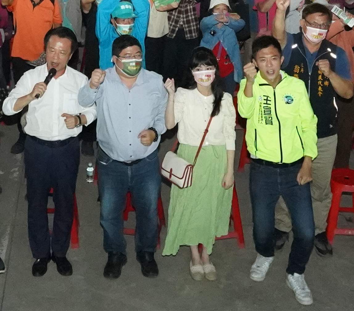 高嘉瑜11月21日到嘉義縣義竹鄉為公投宣講,主持人王宣貿(右前一)感謝她把正面能量帶給大家。 圖:蔡易餘服務處/提供 高嘉瑜11月21日到嘉義縣義竹鄉為公投宣講,主持人王宣貿(右前一)感謝她把正面能量帶給大家。 圖:蔡易餘服務處/提供
