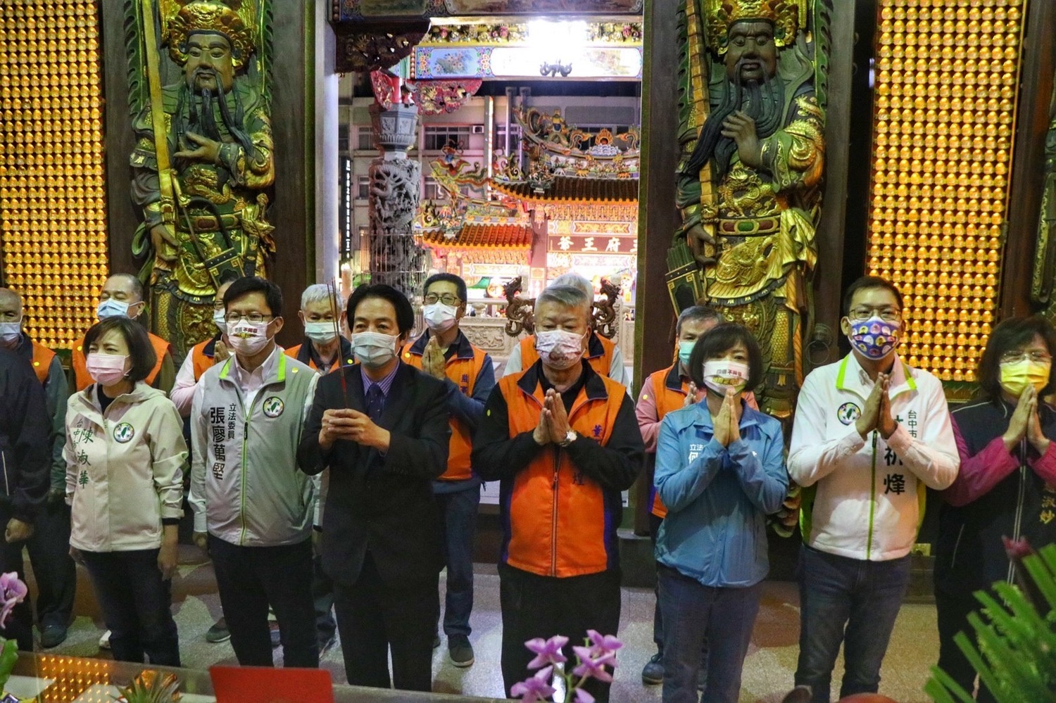 賴清德與到場的民代向神明上香。 圖:市議員林祈烽提供 賴清德與到場的民代向神明上香。 圖:市議員林祈烽提供