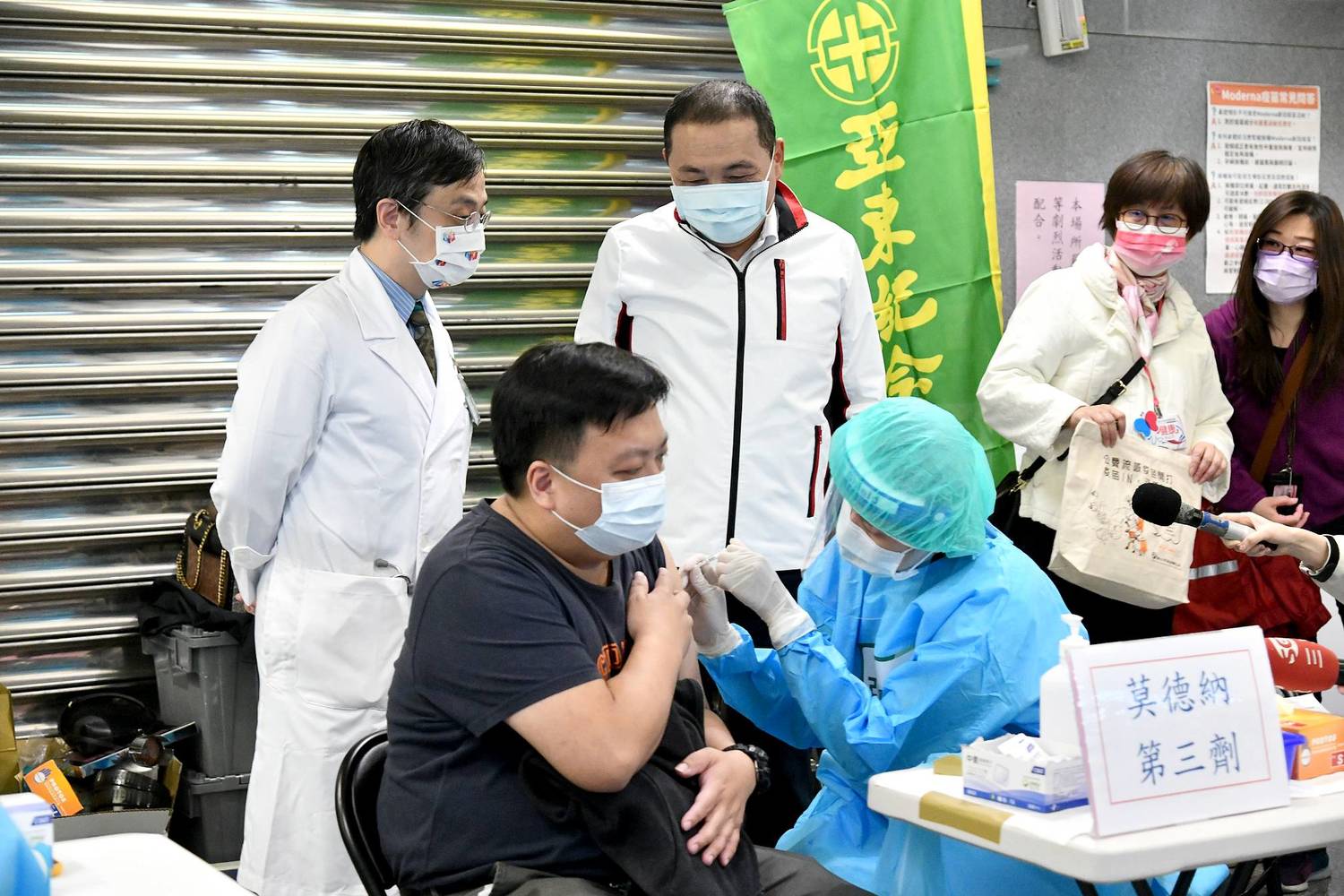 侯友宜鼓勵民眾可以趁來耶誕城遊玩時順便接種莫德納疫苗。 圖:新北市新聞局提供 侯友宜鼓勵民眾可以趁來耶誕城遊玩時順便接種莫德納疫苗。 圖:新北市新聞局提供