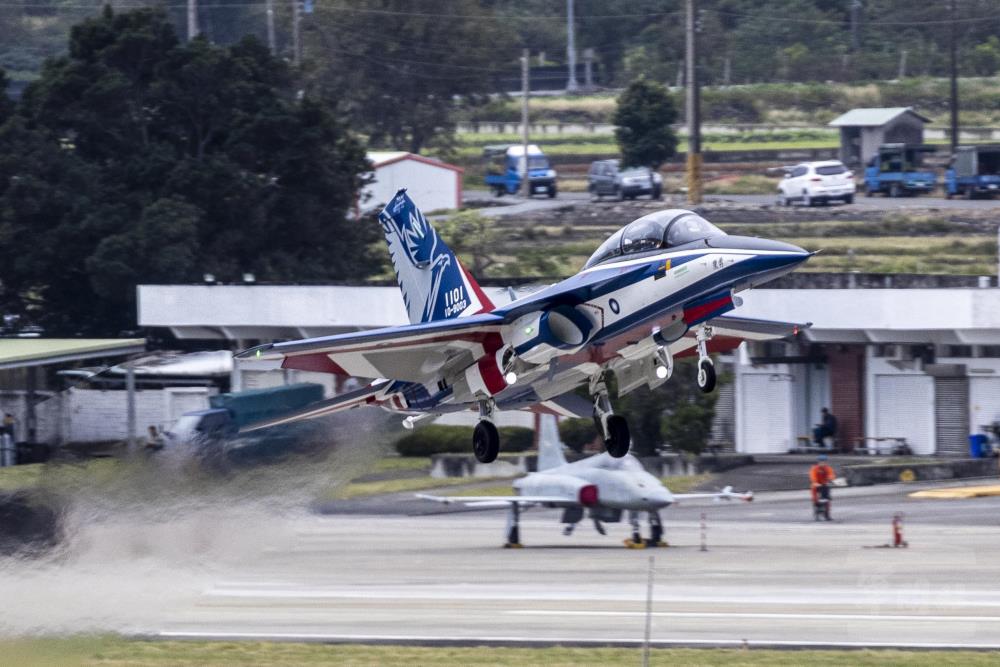 勇鷹高教機編號1101的首架量產機於台東志航基地起飛,準備與原型機、1102機在台東外海會合。 圖:軍聞社/漢翔公司提供 勇鷹高教機編號1101的首架量產機於台東志航基地起飛,準備與原型機、1102機在台東外海會合。 圖:軍聞社/漢翔公司提供