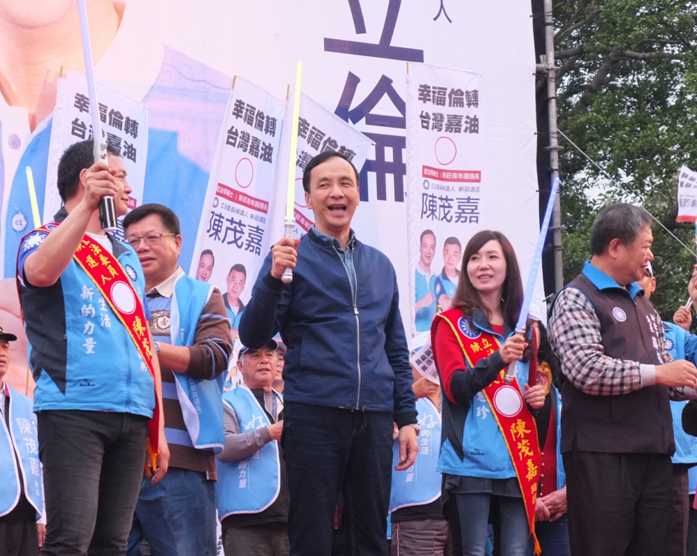 總統候選人朱立倫只拿著光劍揮舞數下,就趕緊把它拿給工作人員。 圖:翁嫆琄/攝 總統候選人朱立倫只拿著光劍揮舞數下,就趕緊把它拿給工作人員。 圖:翁嫆琄/攝