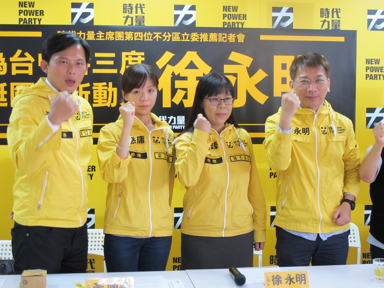 原本打算投入台中市北北屯區區域立委選舉的柯卲臻(右二),卻因民調輸給台聯的劉國隆而退選。 圖:新頭殼資料照片 原本打算投入台中市北北屯區區域立委選舉的柯卲臻(右二),卻因民調輸給台聯的劉國隆而退選。 圖:新頭殼資料照片