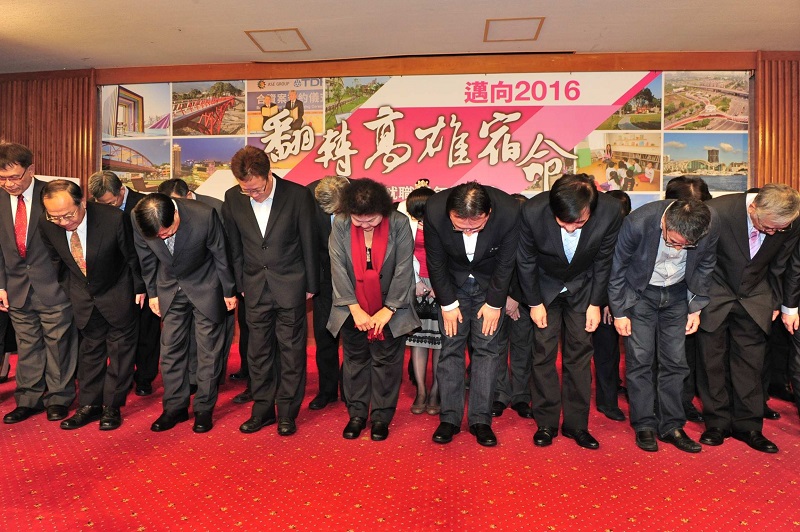 陳菊就職周年,率團隊向在不同工作崗位上奉獻的基層人員致敬。 圖:高雄市政府 陳菊就職周年,率團隊向在不同工作崗位上奉獻的基層人員致敬。 圖:高雄市政府