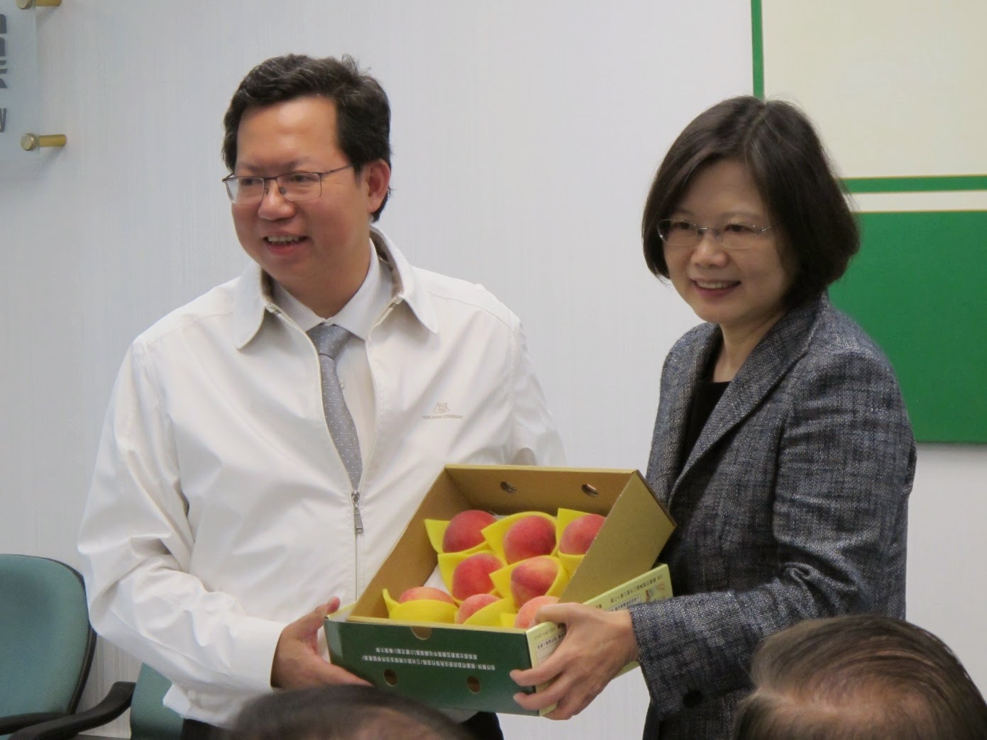 桃園市長鄭文燦曾在今年9月民進黨全代會上宣示,明年蔡英文總統大選,要在桃園贏得超過3萬票、甚至是8萬票。 桃園市長鄭文燦曾在今年9月民進黨全代會上宣示,明年蔡英文總統大選,要在桃園贏得超過3萬票、甚至是8萬票。