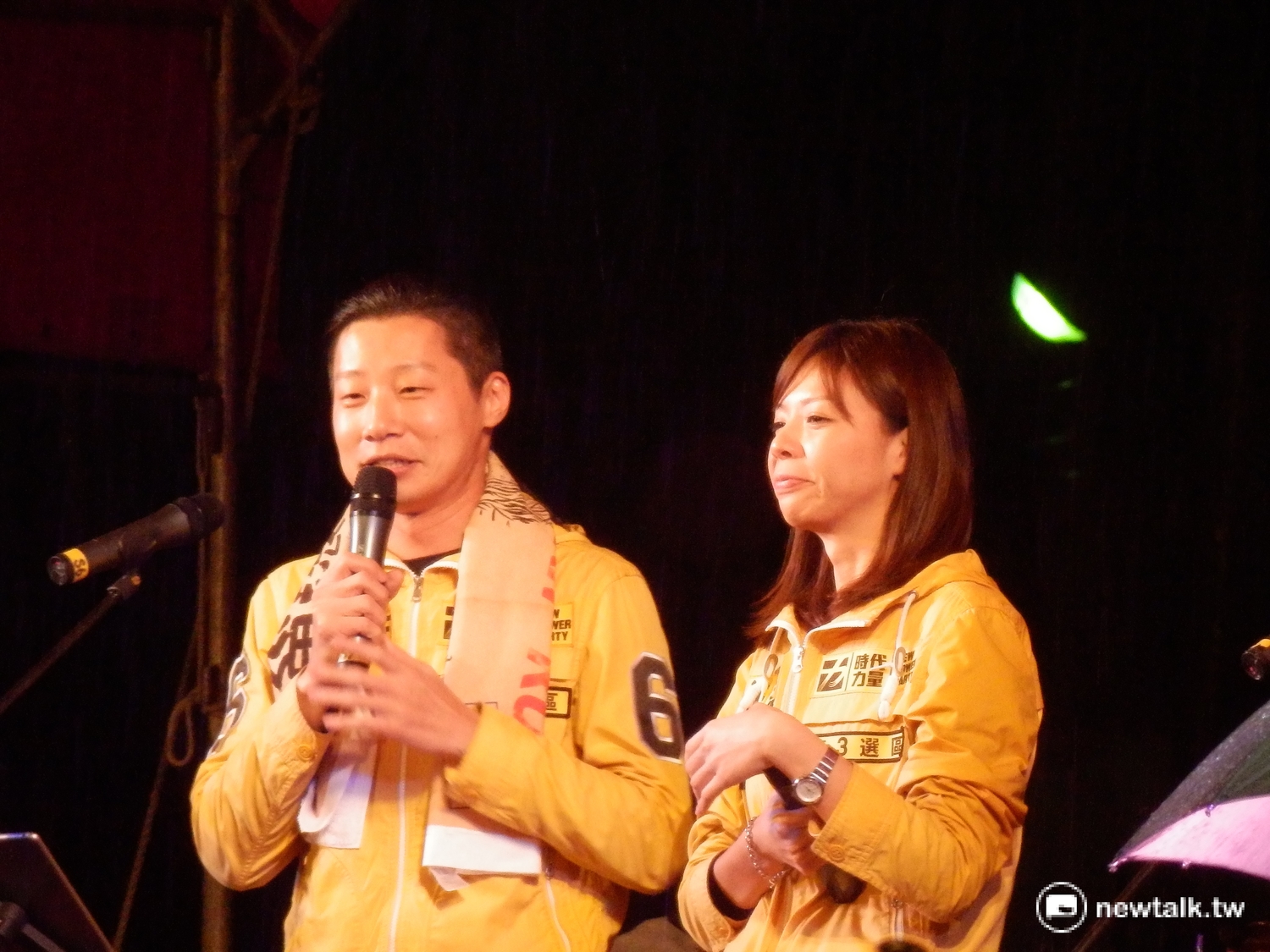 洪慈庸與同黨立委候選人林昶佐合唱台語老歌舊情也綿綿。 圖:符芳碩/攝 洪慈庸與同黨立委候選人林昶佐合唱台語老歌舊情也綿綿。 圖:符芳碩/攝