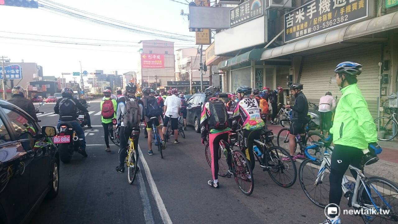 上百位車友加入車隊陪騎。 圖:吳美靜/攝 上百位車友加入車隊陪騎。 圖:吳美靜/攝