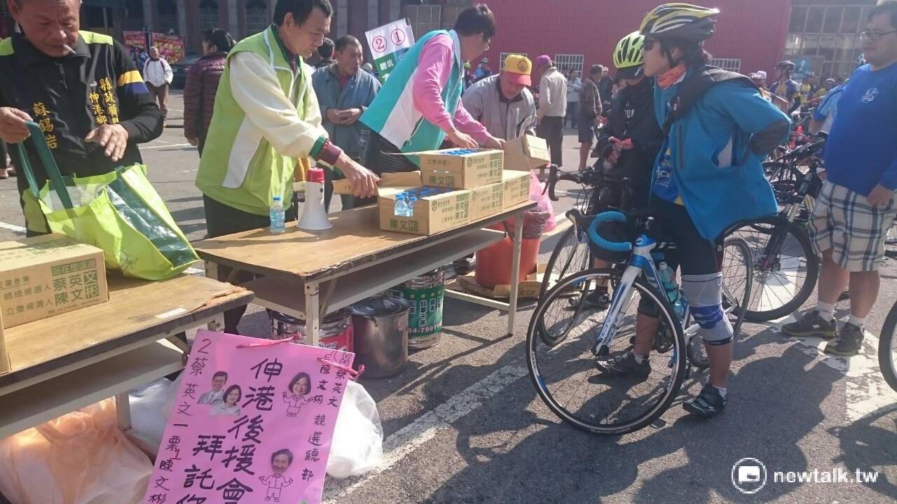 陳文彬特別設置補給站給陪騎車友。 圖:吳美靜/攝 陳文彬特別設置補給站給陪騎車友。 圖:吳美靜/攝