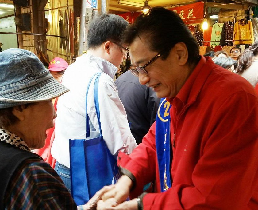 已經7連霸的國民黨現任立委李慶華,這次參選的文宣強調「優質問政,專業立法;繁榮地方,建設願景」,包括學生就學貸款全面免息、汐止捷運加速核定等。 圖:翻攝李慶華臉書粉絲專頁 已經7連霸的國民黨現任立委李慶華,這次參選的文宣強調「優質問政,專業立法;繁榮地方,建設願景」,包括學生就學貸款全面免息、汐止捷運加速核定等。 圖:翻攝李慶華臉書粉絲專頁