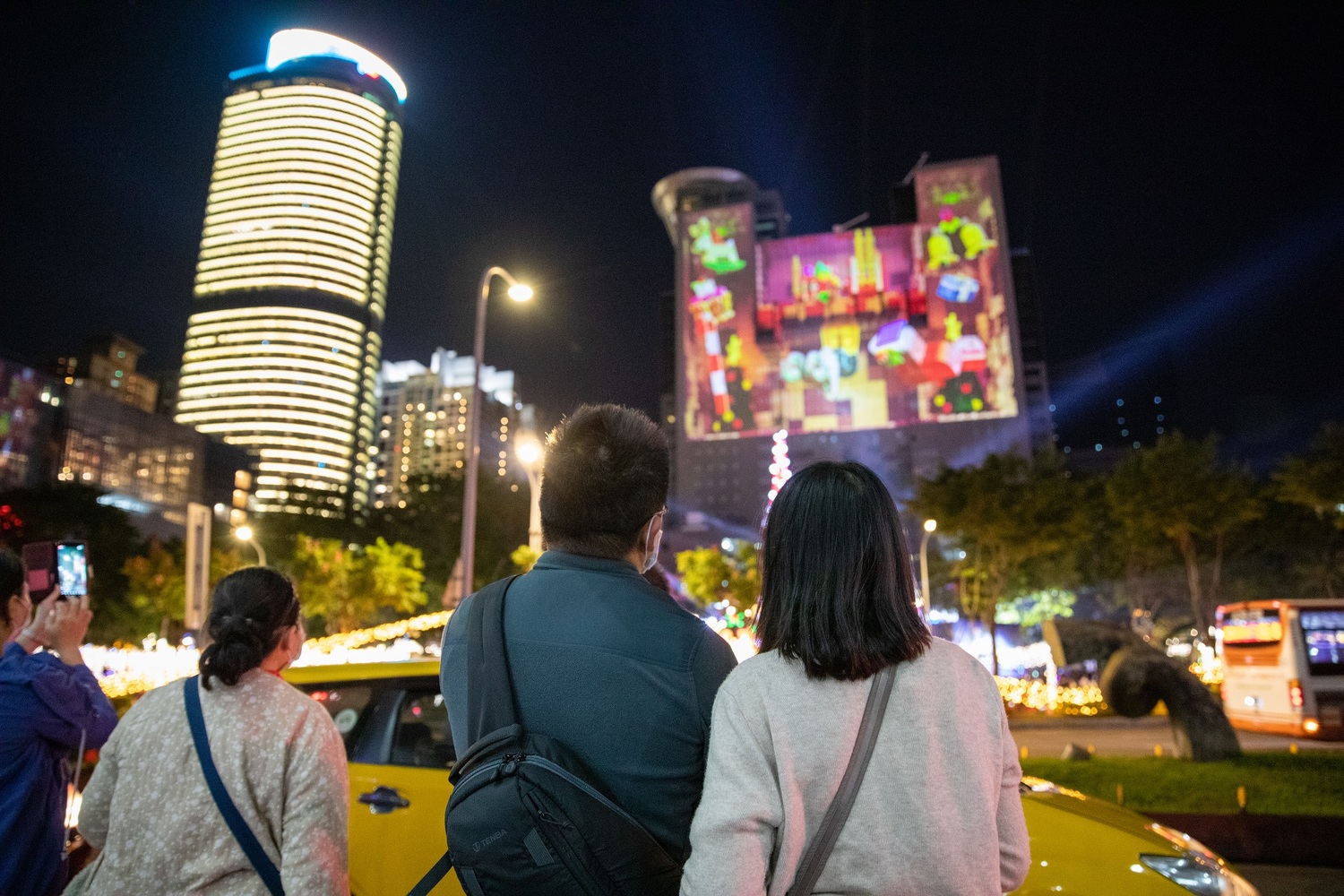 欣賞光雕的民眾。 圖:新北市觀旅局提供 欣賞光雕的民眾。 圖:新北市觀旅局提供