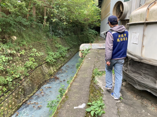 稽查員沿路往上游追查牛奶河元凶。 圖:新北市環保局提供 稽查員沿路往上游追查牛奶河元凶。 圖:新北市環保局提供