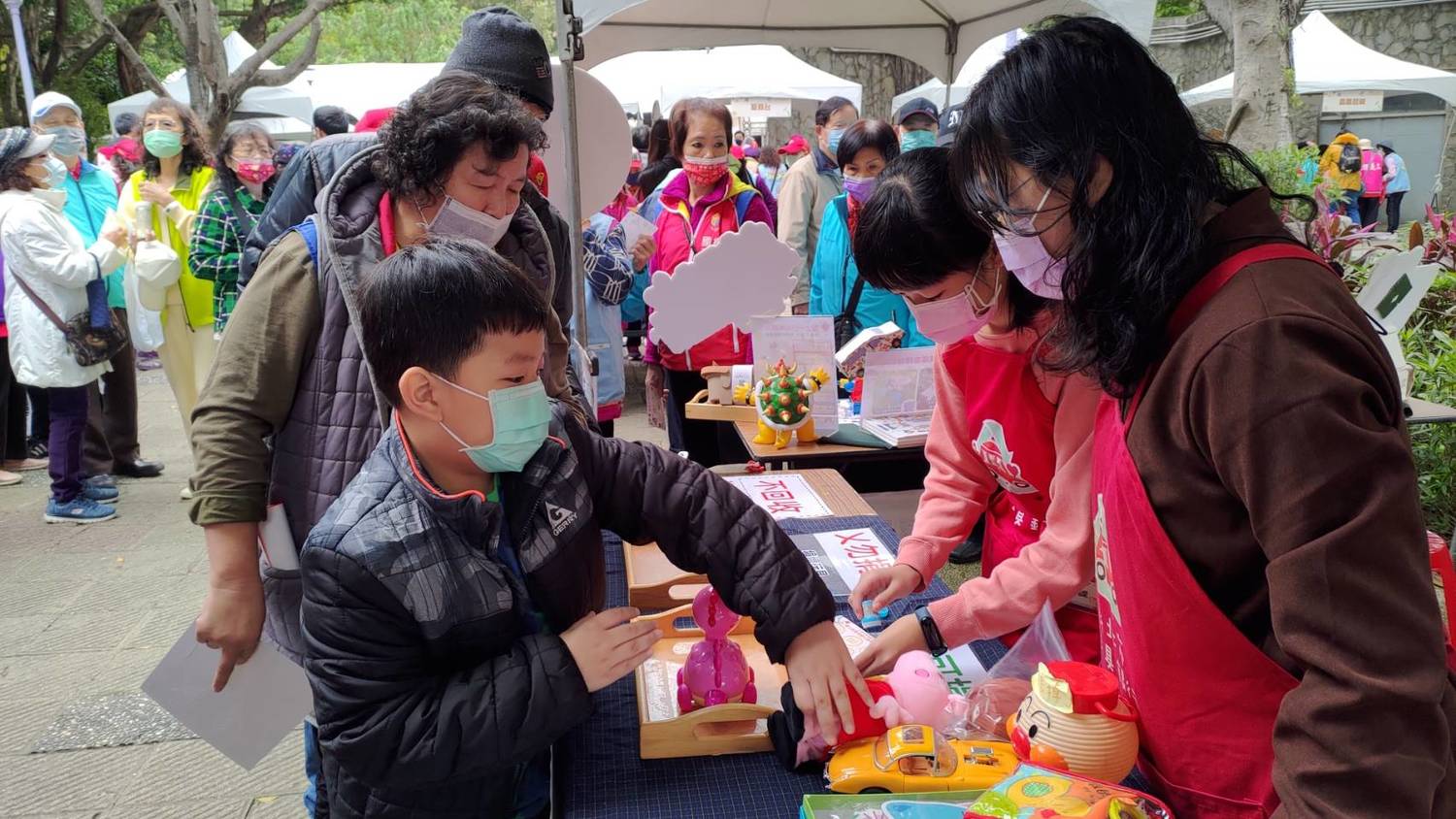 活動現場民眾體驗環境教育闖關攤位。 圖:新北市環保局提供 活動現場民眾體驗環境教育闖關攤位。 圖:新北市環保局提供