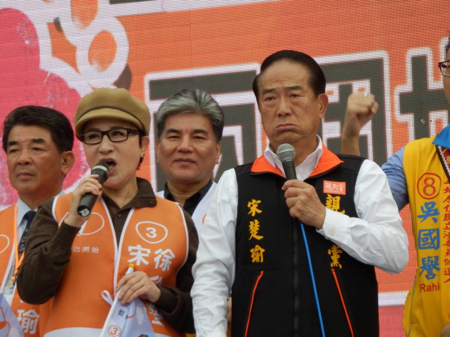 歌仔戲天后、親民黨不分區立委候選人葉青上台澄清,宋楚瑜未打壓歌仔戲。 圖:符芳碩/攝 歌仔戲天后、親民黨不分區立委候選人葉青上台澄清,宋楚瑜未打壓歌仔戲。 圖:符芳碩/攝