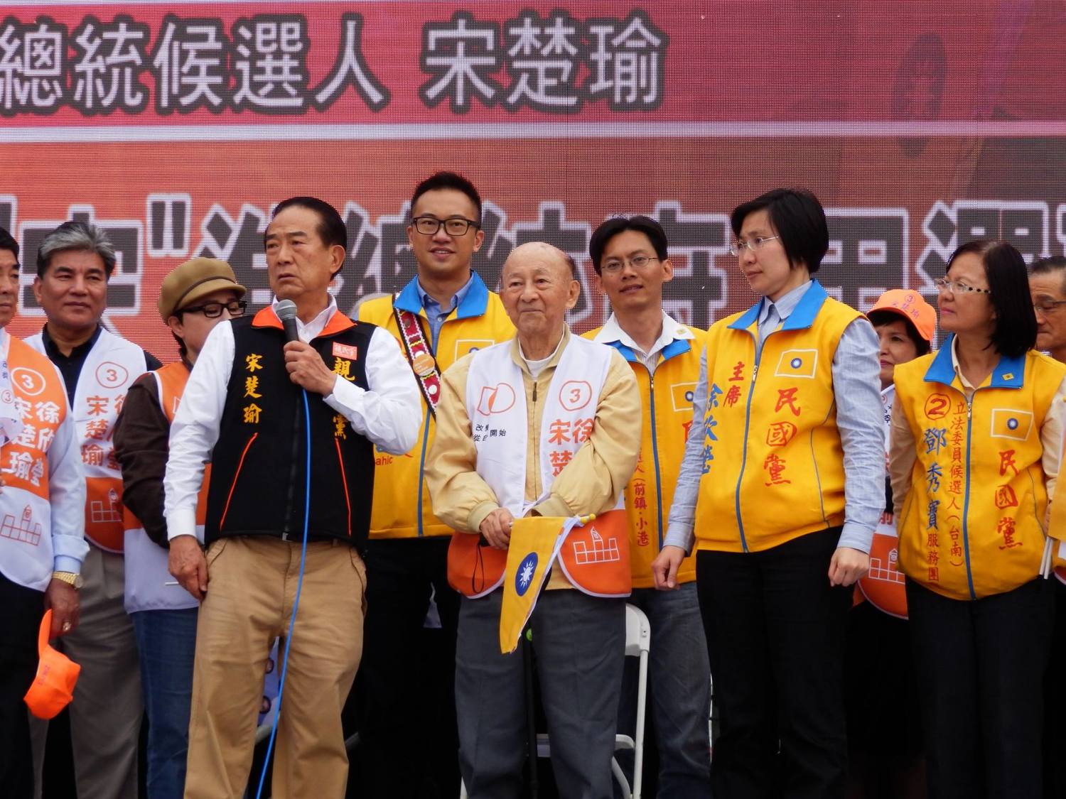 前高雄縣長林淵源登台力挺宋楚瑜。 圖:符芳碩/攝 前高雄縣長林淵源登台力挺宋楚瑜。 圖:符芳碩/攝
