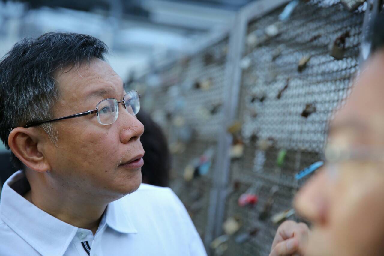 台北市長柯文哲10日下午抵達台中豐原,並參觀知名景點心鎖橋。 圖:劉奕霆/攝 台北市長柯文哲10日下午抵達台中豐原,並參觀知名景點心鎖橋。 圖:劉奕霆/攝