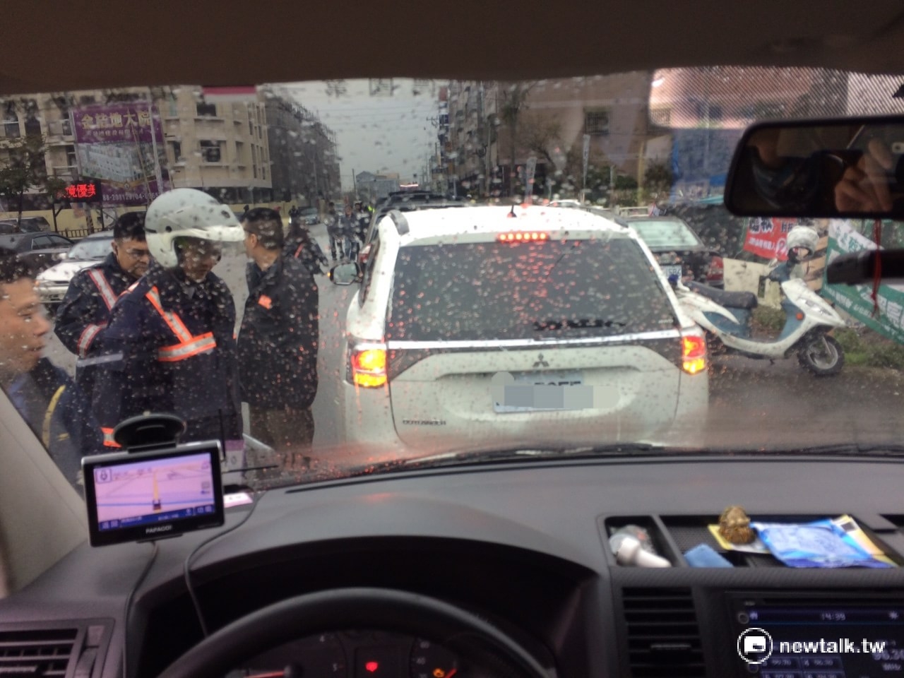 媒體車在掃街過程追撞前導車,所幸2輛車上都沒有人受傷。 圖:符芳碩/攝 媒體車在掃街過程追撞前導車,所幸2輛車上都沒有人受傷。 圖:符芳碩/攝