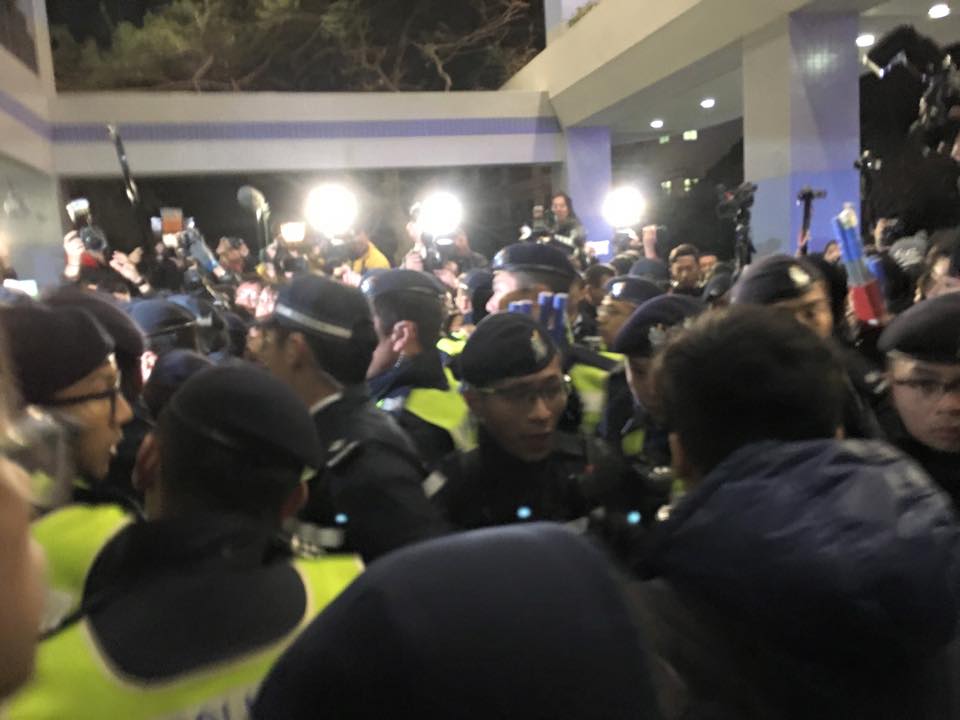 香港警察衝入香港大學範圍內示威區,並企圖驅趕於大樓外的同學。 圖:翻攝香港大學罷課委員會臉書 香港警察衝入香港大學範圍內示威區,並企圖驅趕於大樓外的同學。 圖:翻攝香港大學罷課委員會臉書