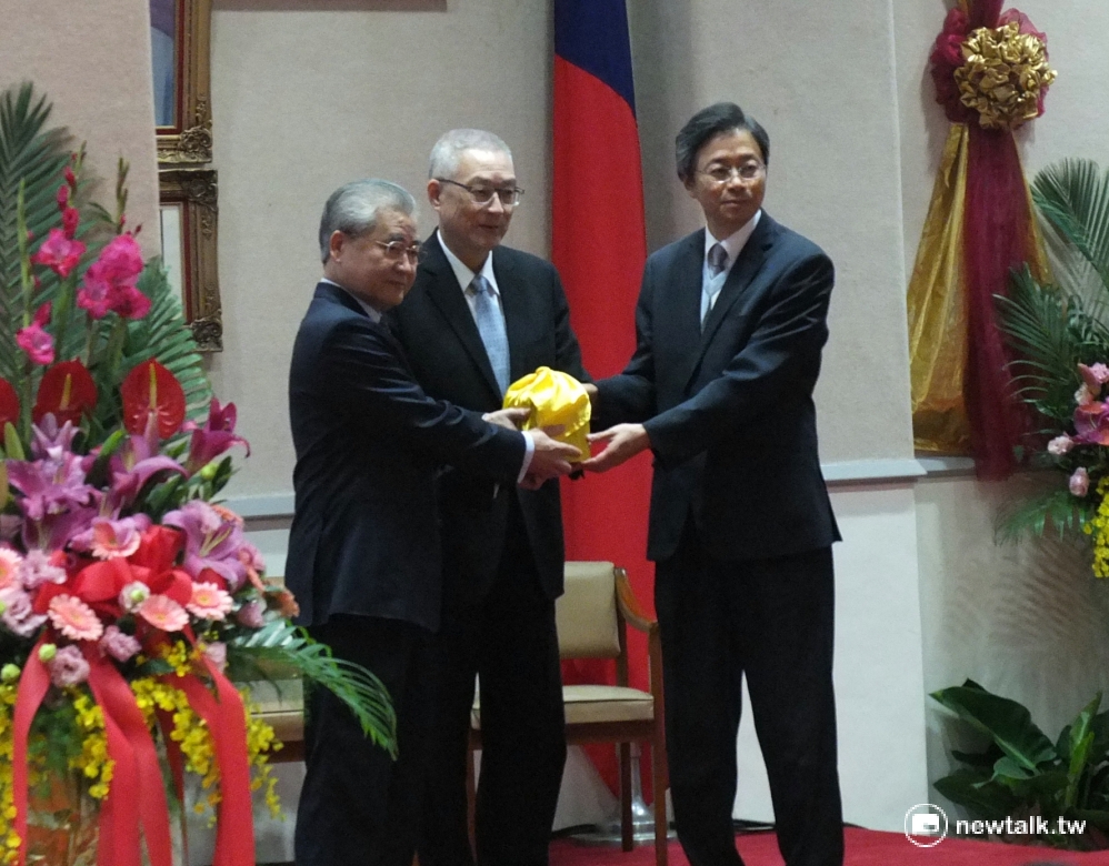 行政院1日舉辦交接儀式,毛治國正式將閣揆一職交給張善政。 圖:翁嫆琄/攝 行政院1日舉辦交接儀式,毛治國正式將閣揆一職交給張善政。 圖:翁嫆琄/攝