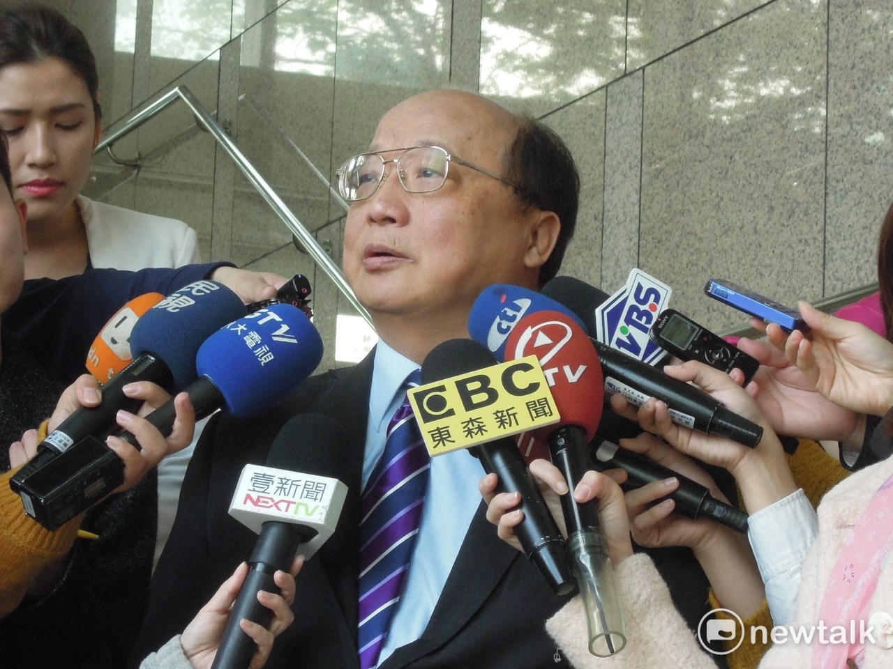 國民黨副主席胡志強16日出席國公教軍警暨退休人員聯合總會時,同意陳庚金反年改「能撈就撈」的發言。 國民黨副主席胡志強16日出席國公教軍警暨退休人員聯合總會時,同意陳庚金反年改「能撈就撈」的發言。