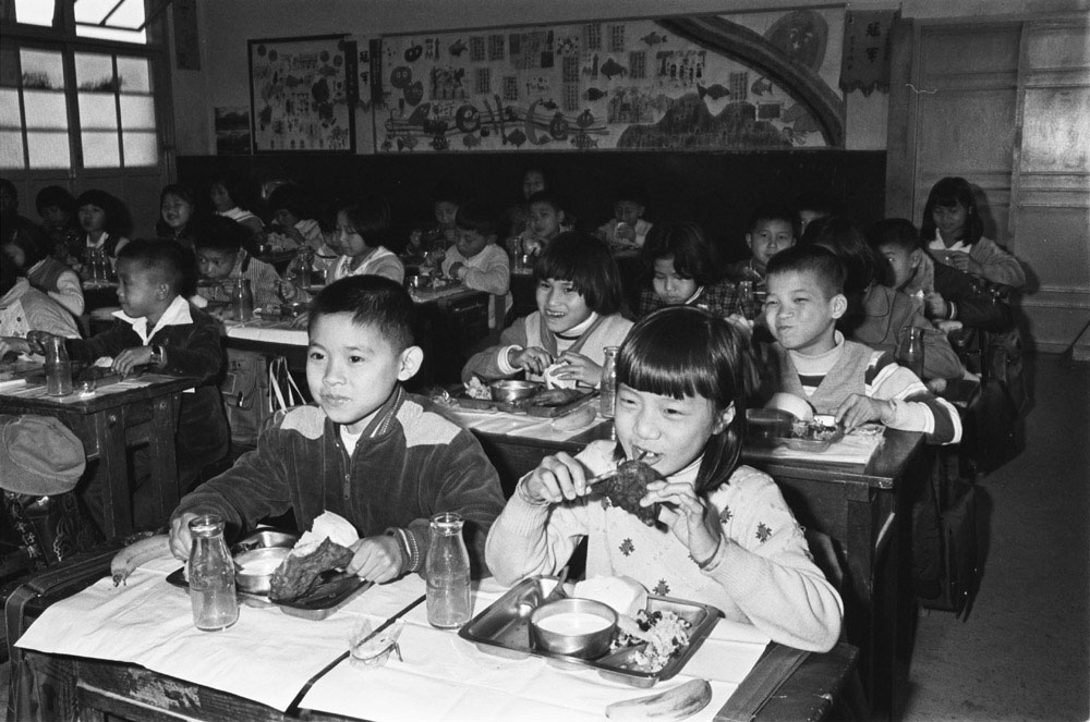 1982年學童營養午餐喝牛奶的檔案影像,見證台灣人飲食選擇趨向多元。 圖:國家發展委員會檔案管理局提供 1982年學童營養午餐喝牛奶的檔案影像,見證台灣人飲食選擇趨向多元。 圖:國家發展委員會檔案管理局提供