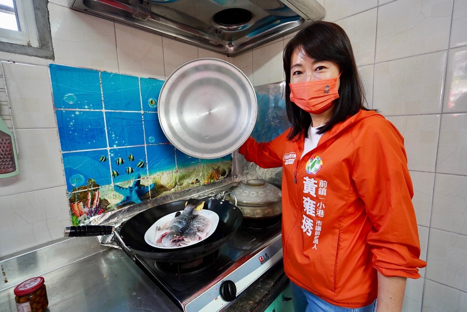黃雍琇以前鎮漁港新鮮漁獲製作出一道清蒸鮮魚。 圖:趙天麟辦公室提供 黃雍琇以前鎮漁港新鮮漁獲製作出一道清蒸鮮魚。 圖:趙天麟辦公室提供
