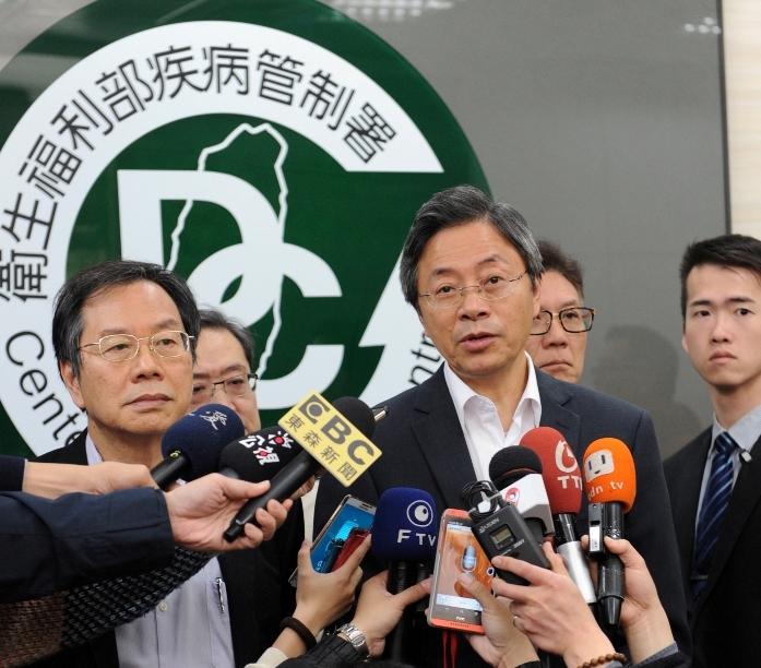 行政院長張善政(圖右)28日到衛生福利部疾病管制署視察流感因應措施。 圖:行政院提供 行政院長張善政(圖右)28日到衛生福利部疾病管制署視察流感因應措施。 圖:行政院提供