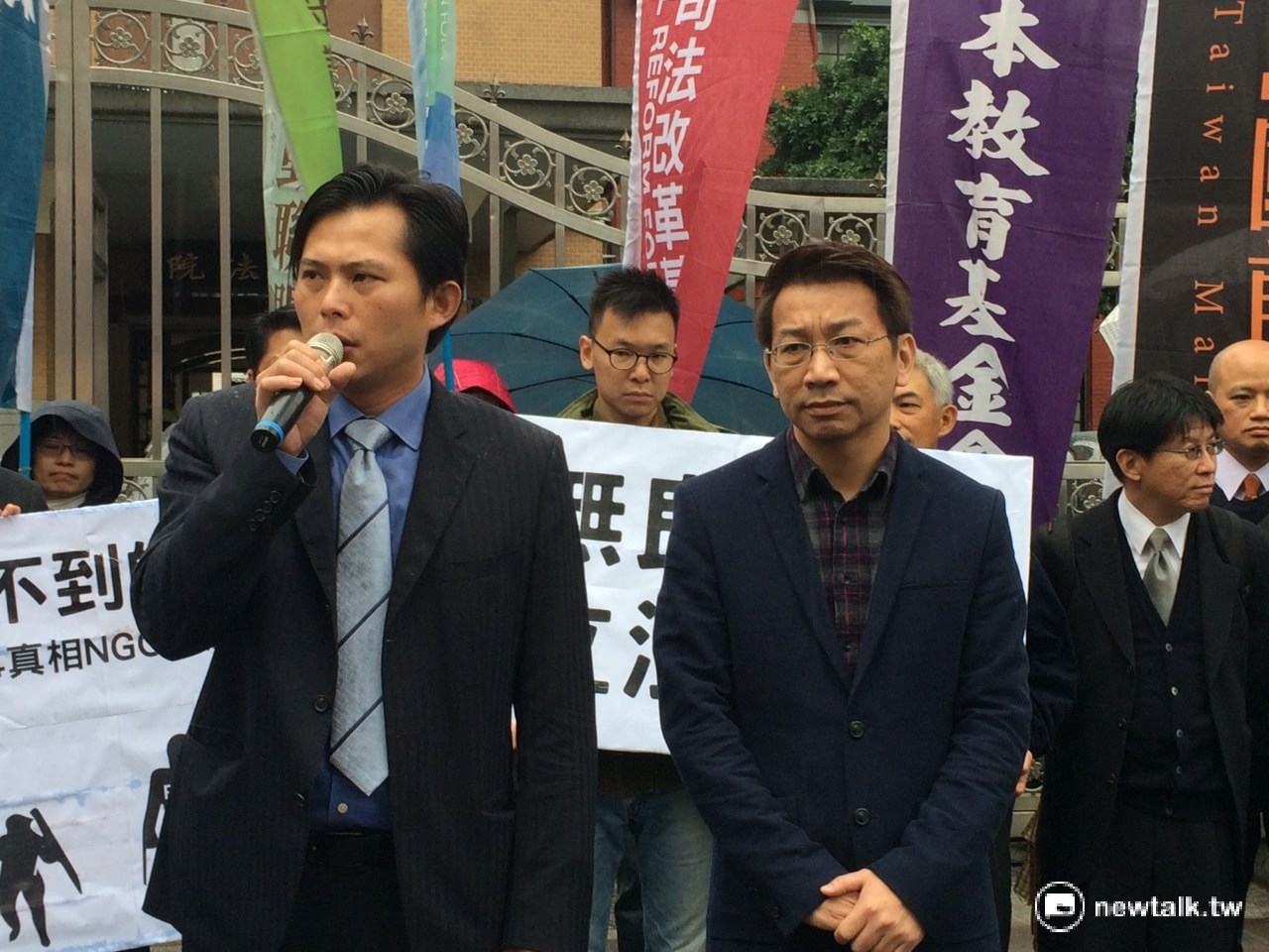 時代力量立委黃國昌和徐永明說,時代力量支持在立院設立真相調查委員會。 圖:符芳碩/攝 時代力量立委黃國昌和徐永明說,時代力量支持在立院設立真相調查委員會。 圖:符芳碩/攝