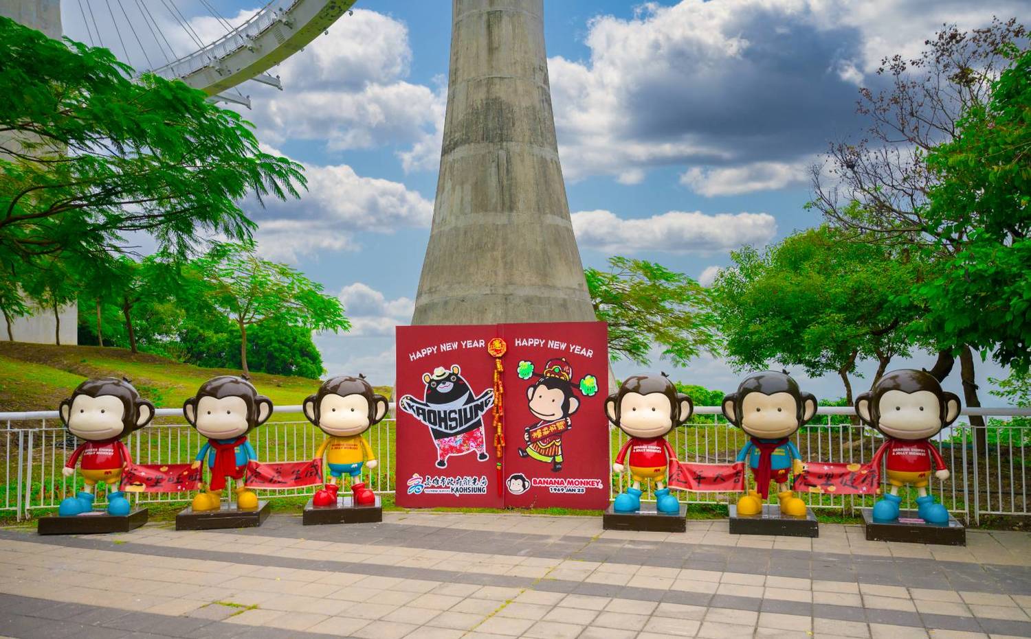 崗山之眼有6隻等同人高的猴子大王公仔。 圖:高雄市觀光局提供 崗山之眼有6隻等同人高的猴子大王公仔。 圖:高雄市觀光局提供