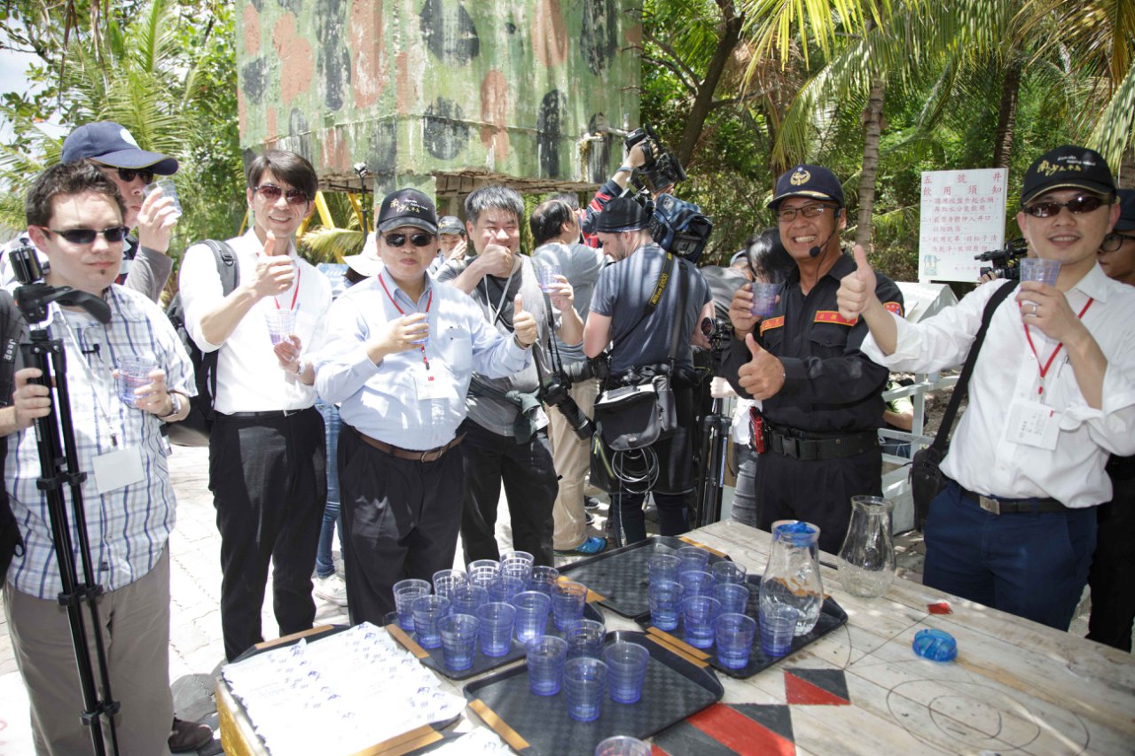 外交部23日首度邀請外國媒體登太平島參觀,圖為國內外媒體記者聆聽農業工程研究中心環境組組長張大偉水質簡報並試飲井水。 圖:外交部提供 外交部23日首度邀請外國媒體登太平島參觀,圖為國內外媒體記者聆聽農業工程研究中心環境組組長張大偉水質簡報並試飲井水。 圖:外交部提供