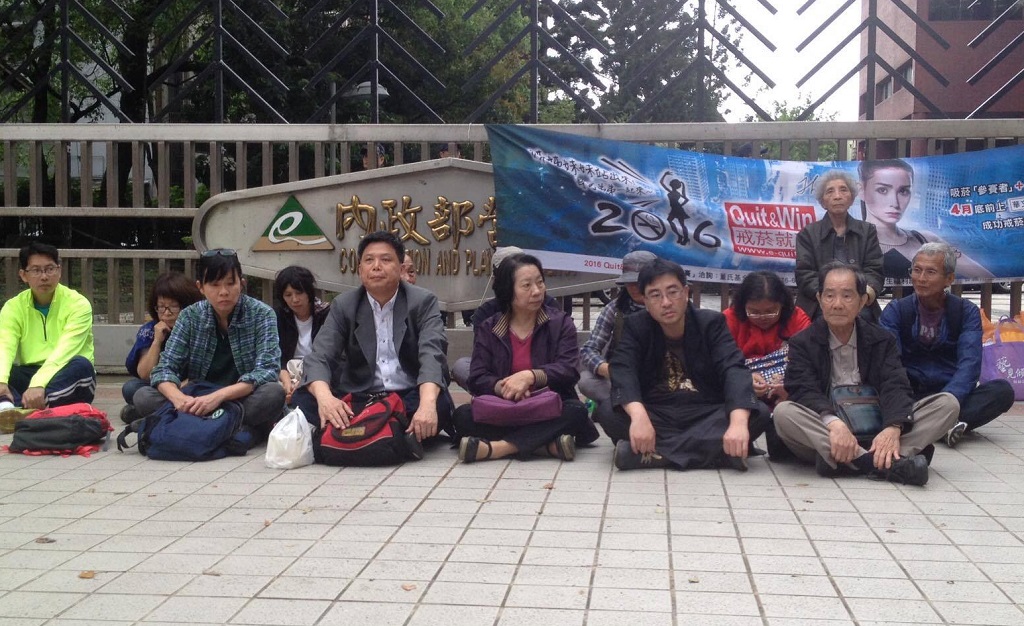 南鐵東移第3次專案小組審查會議對話破局後,政大地政系教授徐世榮帶領自救會成員在營建署前靜坐抗議。 圖:南鐵東移自救會提供 南鐵東移第3次專案小組審查會議對話破局後,政大地政系教授徐世榮帶領自救會成員在營建署前靜坐抗議。 圖:南鐵東移自救會提供