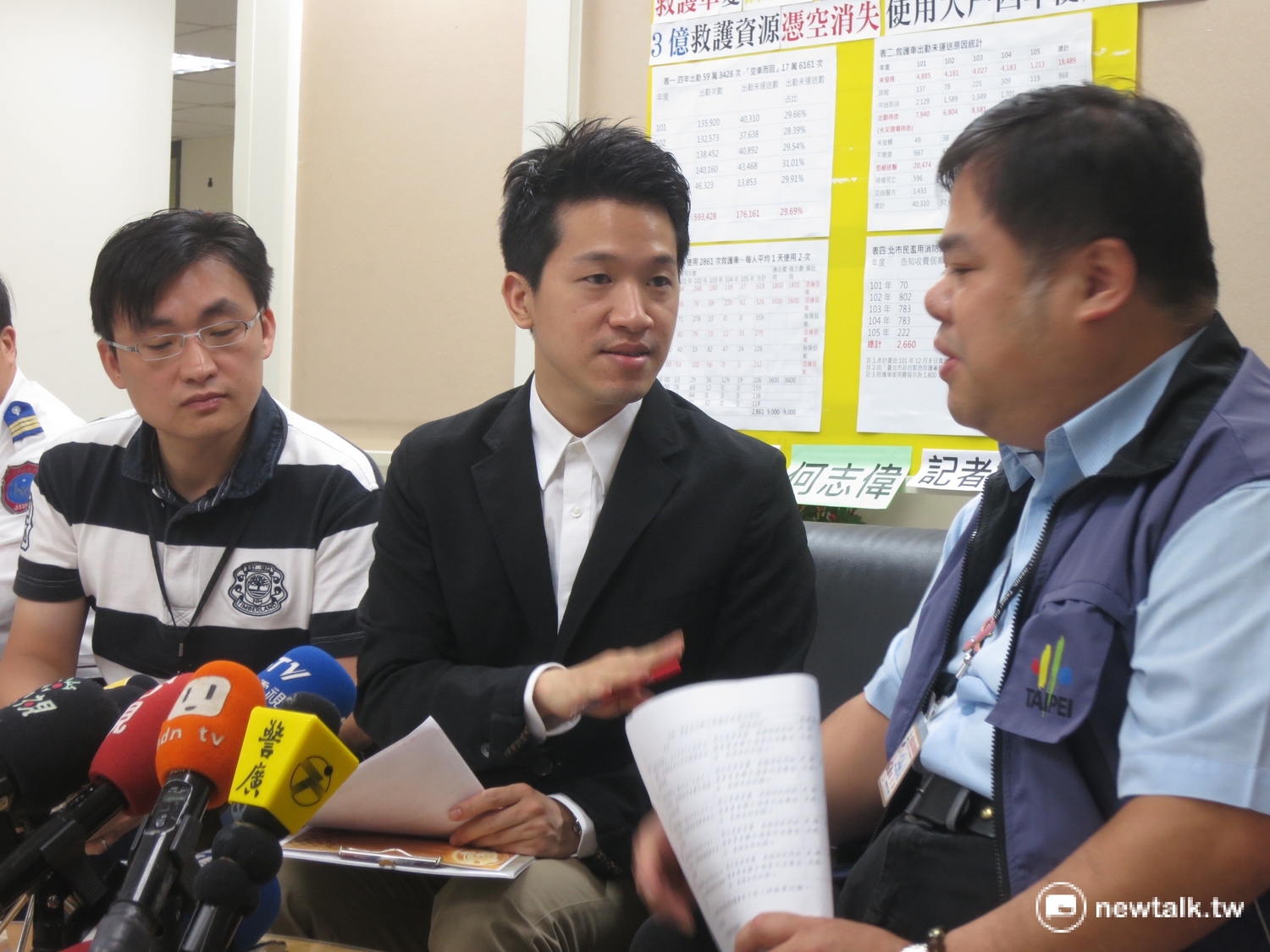 台北市議員何志偉(圖中)會同消防局、衛生局召開記者會。 圖:呂佳峻/攝 台北市議員何志偉(圖中)會同消防局、衛生局召開記者會。 圖:呂佳峻/攝