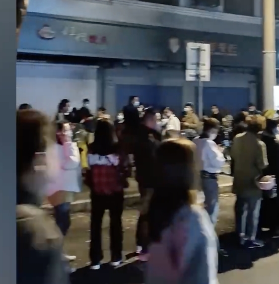 中國實施封控政策,引發社會亂象,上海民眾於得知消息至封控開始只有幾個鐘頭採買民生用品,大批民眾將超商擠的水泄不通。 圖:截自微博星視頻 中國實施封控政策,引發社會亂象,上海民眾於得知消息至封控開始只有幾個鐘頭採買民生用品,大批民眾將超商擠的水泄不通。 圖:截自微博星視頻