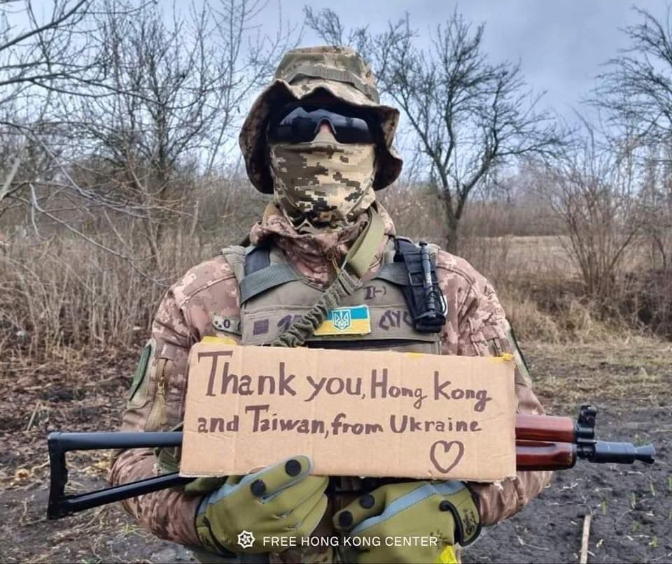 烏克蘭士兵手舉寫著感謝台灣標語的紙板。   （圖：翻攝推特）