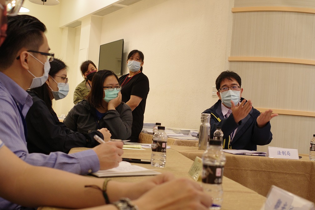 新北市政府消保官向業者說明建議改善事項。 圖:新北市觀旅局提供 新北市政府消保官向業者說明建議改善事項。 圖:新北市觀旅局提供