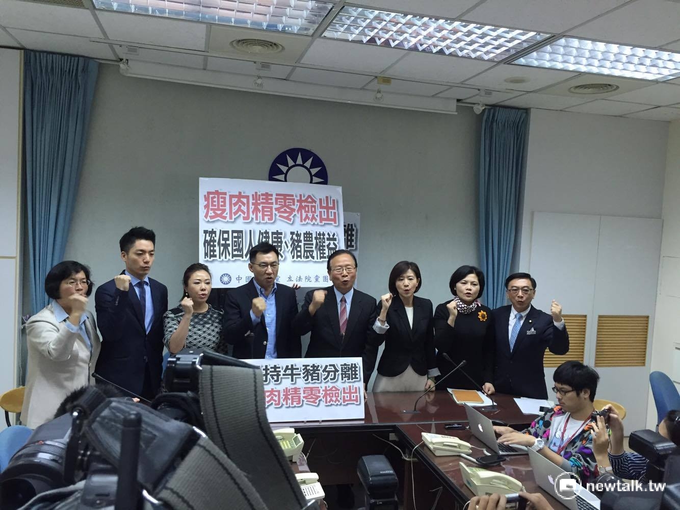 國民黨團在17日院會針對「美豬爭議」表決結束後,立即召開記者會痛批民進黨多數暴力。 圖:鄭佑漢/攝 國民黨團在17日院會針對「美豬爭議」表決結束後,立即召開記者會痛批民進黨多數暴力。 圖:鄭佑漢/攝