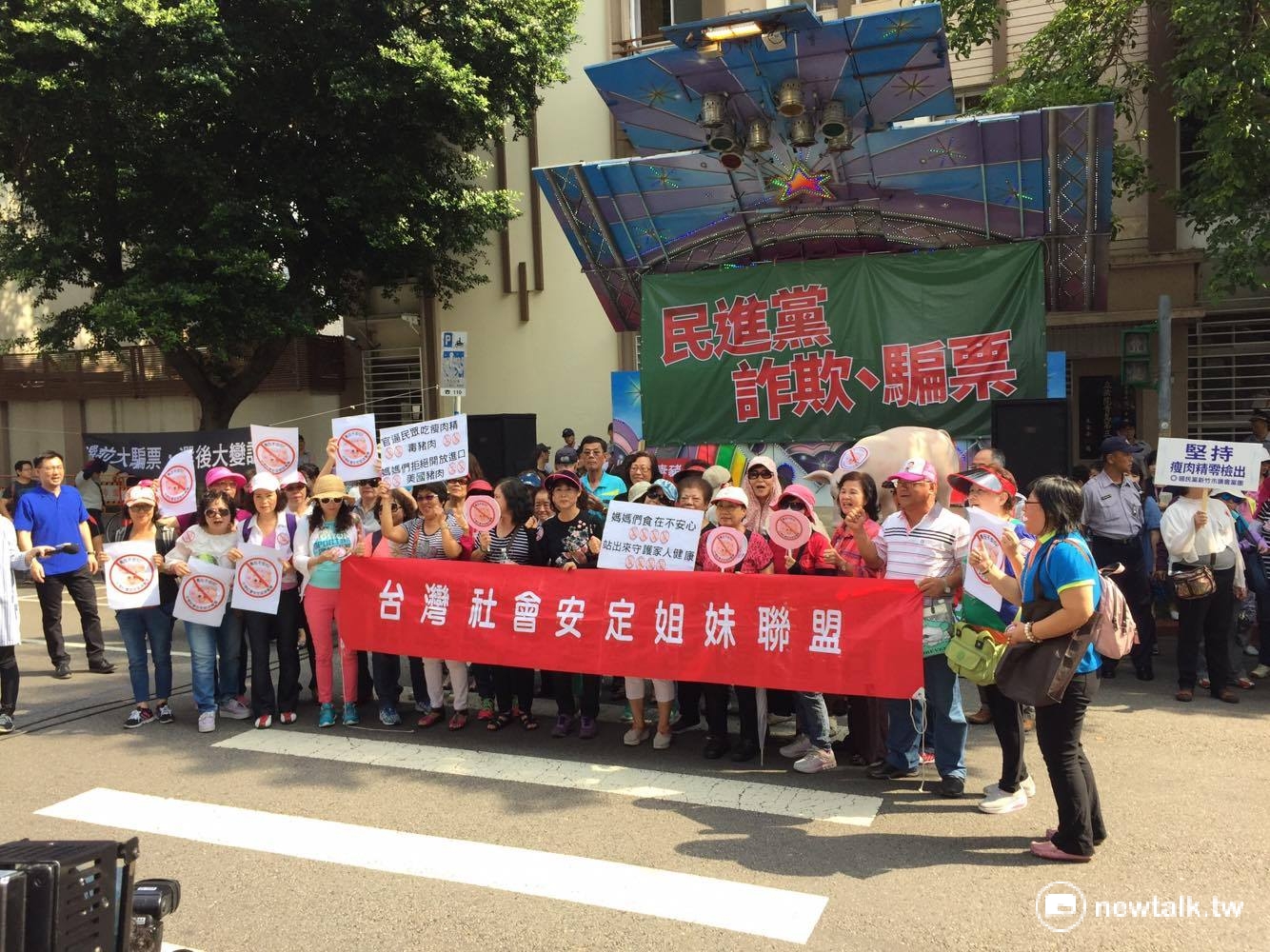 行政院長林全31日赴立院施政報告,國民黨從黨中央到立院黨團,全力動員豬農在立法院場外抗議。 圖:鄭佑漢/攝 行政院長林全31日赴立院施政報告,國民黨從黨中央到立院黨團,全力動員豬農在立法院場外抗議。 圖:鄭佑漢/攝