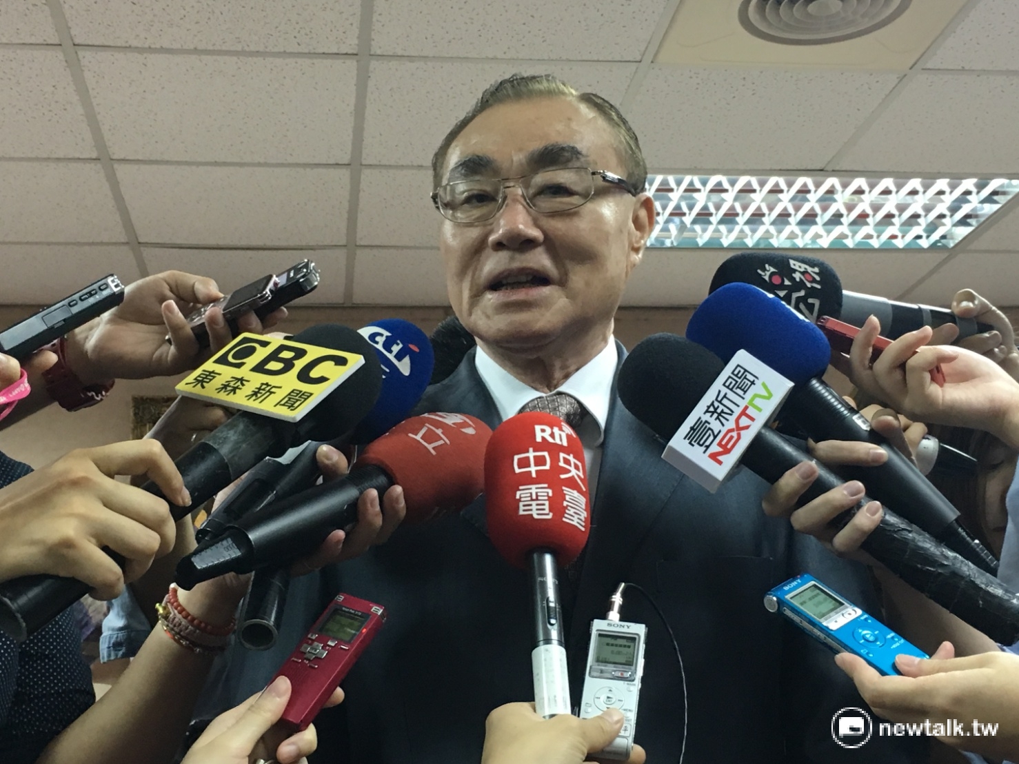 對於釣魚台主權,國防部長馮世寬6日在立法院備詢時指出,總統蔡英文少說「主權在我」4個字,比前總統馬英九更加明確。 對於釣魚台主權,國防部長馮世寬6日在立法院備詢時指出,總統蔡英文少說「主權在我」4個字,比前總統馬英九更加明確。
