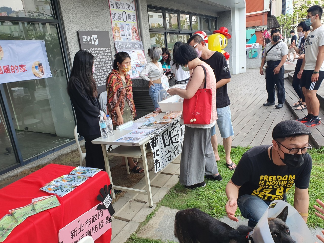 「浪你我聆聽回憶,浪牠找家」認養活動吸引許多民眾前來參與。 圖:新北市動保處提供 「浪你我聆聽回憶,浪牠找家」認養活動吸引許多民眾前來參與。 圖:新北市動保處提供