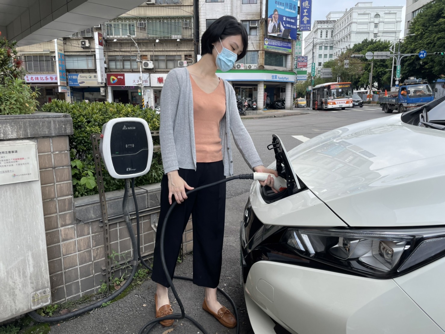 環保局積極佈設充電樁。 圖:新北市環保局提供 環保局積極佈設充電樁。 圖:新北市環保局提供