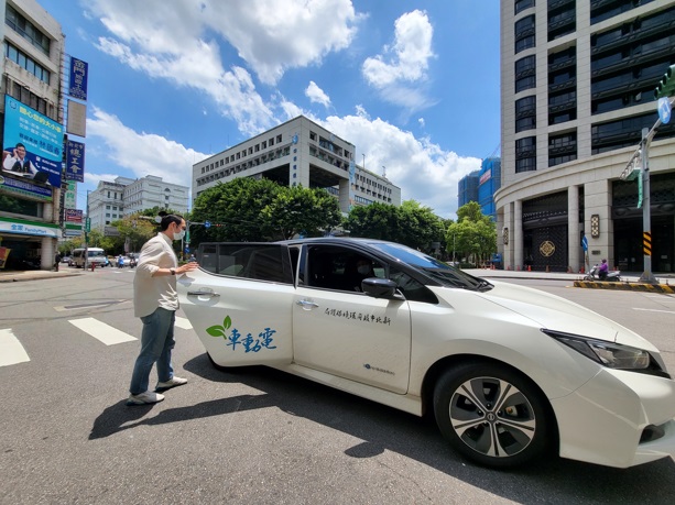 今(2022)年新北市府領頭示範,啟動公務車動電化,目標於2030年、2035年分別達成公務機車、汽車全數電動化。 圖:新北市環保局提供 今(2022)年新北市府領頭示範,啟動公務車動電化,目標於2030年、2035年分別達成公務機車、汽車全數電動化。 圖:新北市環保局提供