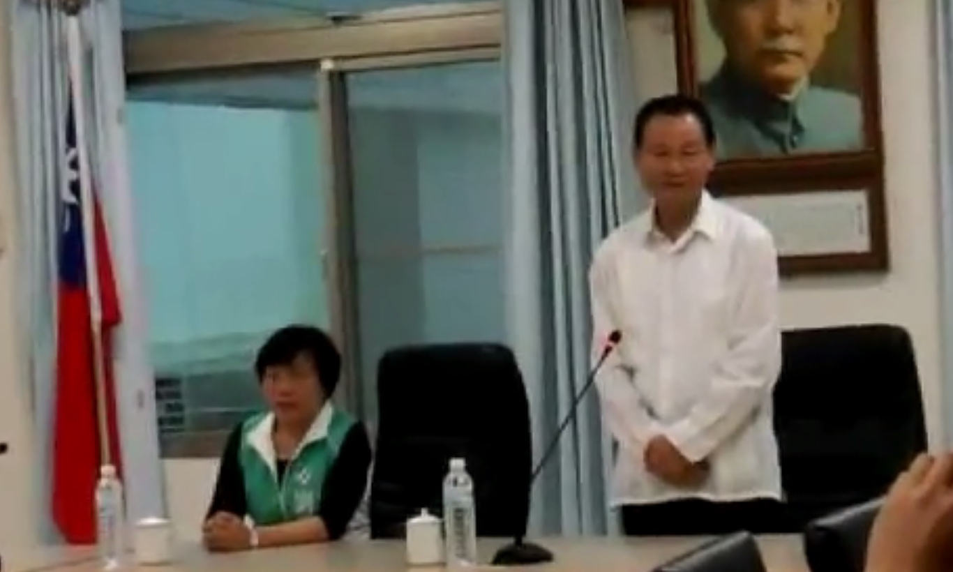 退輔會主委李翔宙11日在高雄榮民之家說明探視遭洪素珠辱罵的老榮民。 退輔會主委李翔宙11日在高雄榮民之家說明探視遭洪素珠辱罵的老榮民。