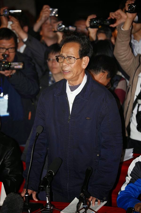 烏坎村主任林祖戀在17日突然被扣上「受賄」帽子押走,引起烏坎村民一陣譁然。 圖:達志影像/路透社資料照片 烏坎村主任林祖戀在17日突然被扣上「受賄」帽子押走,引起烏坎村民一陣譁然。 圖:達志影像/路透社資料照片